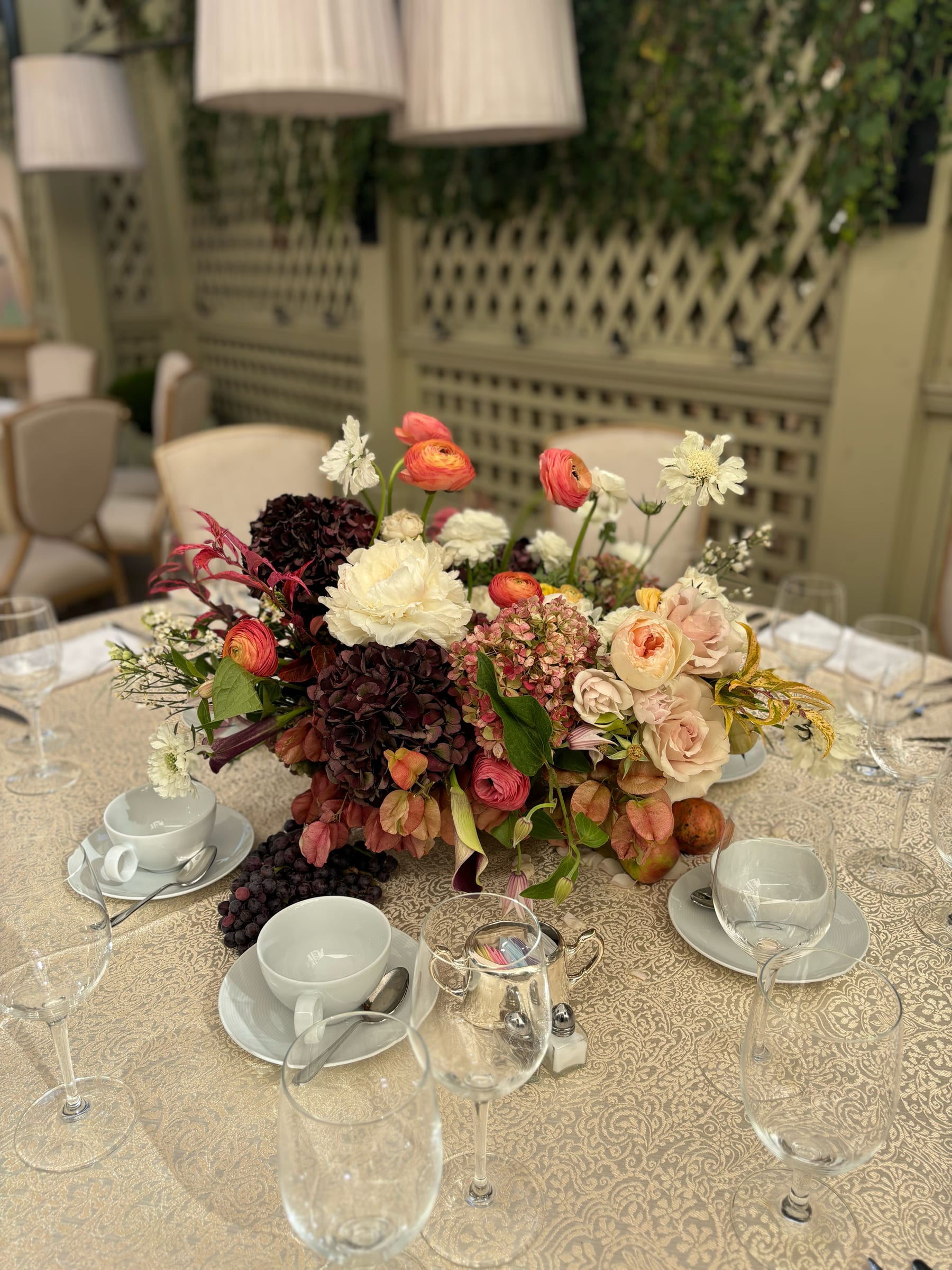 Round table centrepiece, wedding 2025